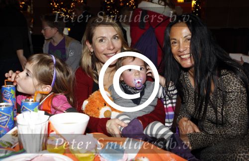 Amsterdam 7 december 2011
Elle v Rijn met kinderen bij event voor Kika in het Americain hotel. Met schoonmoeder Marion Bloem
Peter Smulders bv