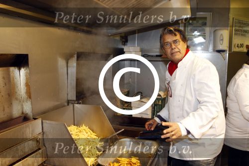 Heteren 2 december 2011
Emile Ratelband bakt friet in zijn mobiele snackbar bij de presenatie van de nieuwe porsche 911 bij porsche centrum gelderland.
Peter Smulders bv