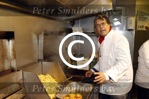 Heteren 2 december 2011
Emile Ratelband bakt friet in zijn mobiele snackbar bij de presenatie van de nieuwe porsche 911 bij porsche centrum gelderland.
Peter Smulders bv