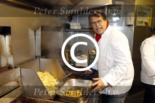 Heteren 2 december 2011
Emile Ratelband bakt friet in zijn mobiele snackbar bij de presenatie van de nieuwe porsche 911 bij porsche centrum gelderland.
Peter Smulders bv