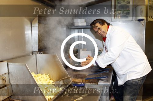 Heteren 2 december 2011
Emile Ratelband bakt friet in zijn mobiele snackbar bij de presenatie van de nieuwe porsche 911 bij porsche centrum gelderland.
Peter Smulders bv