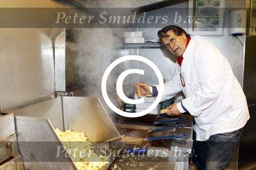 Heteren 2 december 2011
Emile Ratelband bakt friet in zijn mobiele snackbar bij de presenatie van de nieuwe porsche 911 bij porsche centrum gelderland.
Peter Smulders bv