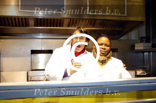 Heteren 2 december 2011
Emile Ratelband bakt friet in zijn mobiele snackbar bij de presenatie van de nieuwe porsche 911 bij porsche centrum gelderland.
Peter Smulders bv