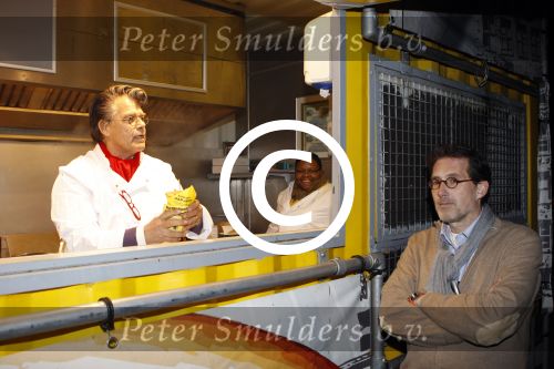 Heteren 2 december 2011
Emile Ratelband bakt friet in zijn mobiele snackbar bij de presenatie van de nieuwe porsche 911 bij porsche centrum gelderland.
Peter Smulders bv