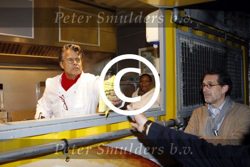 Heteren 2 december 2011
Emile Ratelband bakt friet in zijn mobiele snackbar bij de presenatie van de nieuwe porsche 911 bij porsche centrum gelderland.
Peter Smulders bv