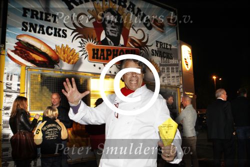 Heteren 2 december 2011
Emile Ratelband bakt friet in zijn mobiele snackbar bij de presenatie van de nieuwe porsche 911 bij porsche centrum gelderland.
Peter Smulders bv