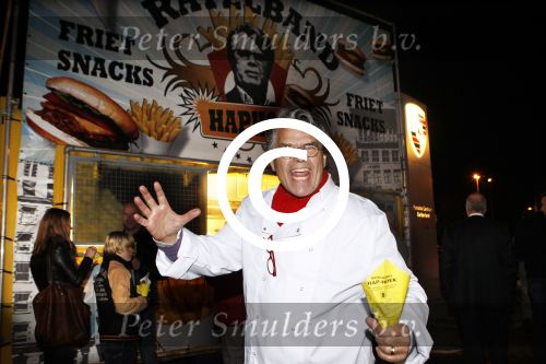 Heteren 2 december 2011
Emile Ratelband bakt friet in zijn mobiele snackbar bij de presenatie van de nieuwe porsche 911 bij porsche centrum gelderland.
Peter Smulders bv