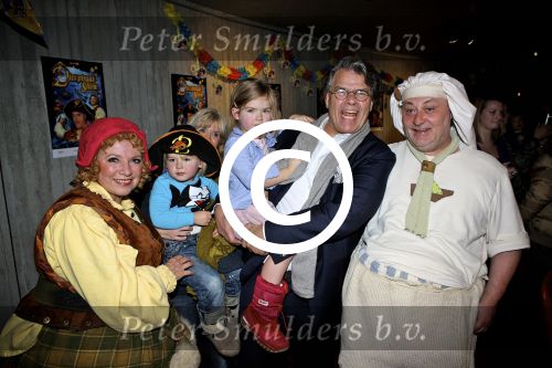 Tiel 08 Januari 2012
Premiere Piet Piraat 3D. Anke Helsen als Stien Struis, Emile Senna, Monica v Buuren Moon, Royce Romee, Emile Ratelband en Dirk Bosschaert als Berend Brokkenpap.
Peter Smulders bv