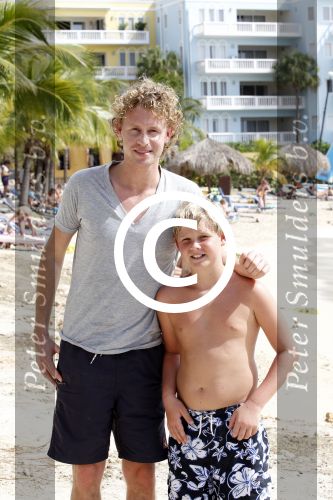Curacao 30 december 2012
Ewout Genemans bij blue bay op curacao met fans
Peter Smulders bv