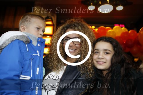 Amsterdam 4 december 2011
Premiere de gelaarsde kat in tuschinski. Fajah Lourens met haar kinderen
Peter Smulders bv