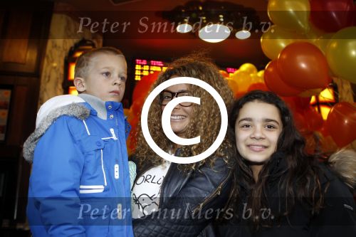 Amsterdam 4 december 2011
Premiere de gelaarsde kat in tuschinski. Fajah Lourens met haar kinderen
Peter Smulders bv