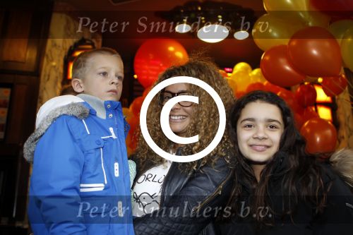 Amsterdam 4 december 2011
Premiere de gelaarsde kat in tuschinski. Fajah Lourens met haar kinderen
Peter Smulders bv