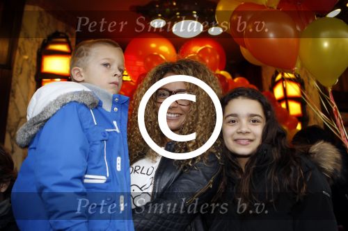 Amsterdam 4 december 2011
Premiere de gelaarsde kat in tuschinski. Fajah Lourens met haar kinderen
Peter Smulders bv