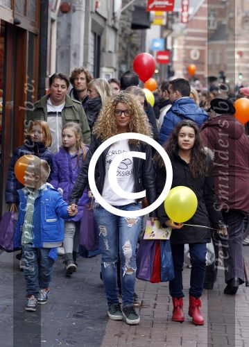Amsterdam 4 december 2011
Premiere de gelaarsde kat in tuschinski. Fajah Lourens met haar kinderen
Peter Smulders bv