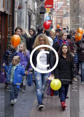 Amsterdam 4 december 2011
Premiere de gelaarsde kat in tuschinski. Fajah Lourens met haar kinderen
Peter Smulders bv