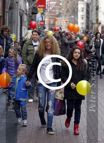 Amsterdam 4 december 2011
Premiere de gelaarsde kat in tuschinski. Fajah Lourens met haar kinderen
Peter Smulders bv