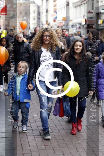 Amsterdam 4 december 2011
Premiere de gelaarsde kat in tuschinski. Fajah Lourens met haar kinderen
Peter Smulders bv