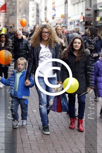Amsterdam 4 december 2011
Premiere de gelaarsde kat in tuschinski. Fajah Lourens met haar kinderen
Peter Smulders bv