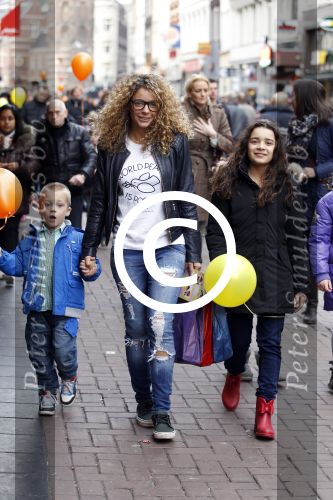 Amsterdam 4 december 2011
Premiere de gelaarsde kat in tuschinski. Fajah Lourens met haar kinderen
Peter Smulders bv