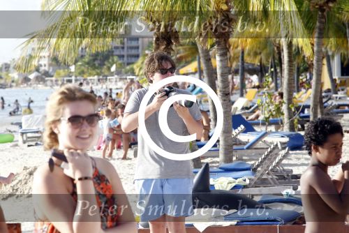 Curacao 29 december 2011
Jan Smit Nick en Simon en Kees Kwakman voetvolleyen tegen Frank de Boer Guido Albers en Edwin v d Sar op het strand van Lions dive. De artiesten winnen uiteindelijk met 4-1 in sets. Floris Feilzer
Peter Smulders bv