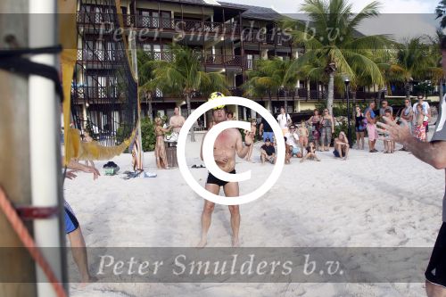 Curacao 29 december 2011
Jan Smit Nick en Simon en Kees Kwakman voetvolleyen tegen Frank de Boer Guido Albers en Edwin v d Sar op het strand van Lions dive. De artiesten winnen uiteindelijk met 4-1 in sets.
Peter Smulders bv