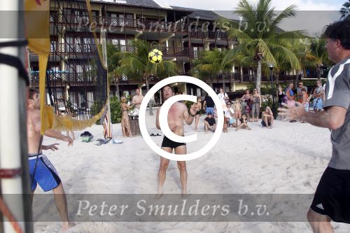 Curacao 29 december 2011
Jan Smit Nick en Simon en Kees Kwakman voetvolleyen tegen Frank de Boer Guido Albers en Edwin v d Sar op het strand van Lions dive. De artiesten winnen uiteindelijk met 4-1 in sets.
Peter Smulders bv