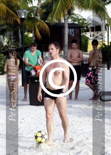 Curacao 29 december 2011
Jan Smit Nick en Simon en Kees Kwakman voetvolleyen tegen Frank de Boer Guido Albers en Edwin v d Sar op het strand van Lions dive. De artiesten winnen uiteindelijk met 4-1 in sets.
Peter Smulders bv