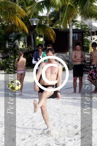Curacao 29 december 2011
Jan Smit Nick en Simon en Kees Kwakman voetvolleyen tegen Frank de Boer Guido Albers en Edwin v d Sar op het strand van Lions dive. De artiesten winnen uiteindelijk met 4-1 in sets.
Peter Smulders bv