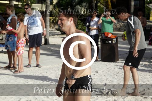 Curacao 29 december 2011
Jan Smit Nick en Simon en Kees Kwakman voetvolleyen tegen Frank de Boer Guido Albers en Edwin v d Sar op het strand van Lions dive. De artiesten winnen uiteindelijk met 4-1 in sets.
Peter Smulders bv