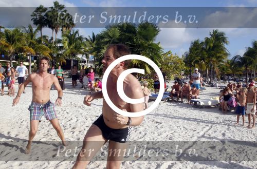 Curacao 29 december 2011
Jan Smit Nick en Simon en Kees Kwakman voetvolleyen tegen Frank de Boer Guido Albers en Edwin v d Sar op het strand van Lions dive. De artiesten winnen uiteindelijk met 4-1 in sets.
Peter Smulders bv