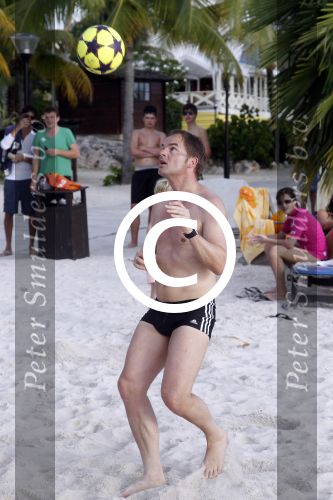 Curacao 29 december 2011
Jan Smit Nick en Simon en Kees Kwakman voetvolleyen tegen Frank de Boer Guido Albers en Edwin v d Sar op het strand van Lions dive. De artiesten winnen uiteindelijk met 4-1 in sets.
Peter Smulders bv