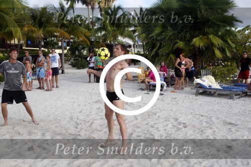 Curacao 29 december 2011
Jan Smit Nick en Simon en Kees Kwakman voetvolleyen tegen Frank de Boer Guido Albers en Edwin v d Sar op het strand van Lions dive. De artiesten winnen uiteindelijk met 4-1 in sets.
Peter Smulders bv