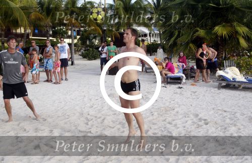 Curacao 29 december 2011
Jan Smit Nick en Simon en Kees Kwakman voetvolleyen tegen Frank de Boer Guido Albers en Edwin v d Sar op het strand van Lions dive. De artiesten winnen uiteindelijk met 4-1 in sets.
Peter Smulders bv