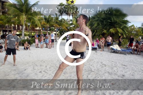 Curacao 29 december 2011
Jan Smit Nick en Simon en Kees Kwakman voetvolleyen tegen Frank de Boer Guido Albers en Edwin v d Sar op het strand van Lions dive. De artiesten winnen uiteindelijk met 4-1 in sets.
Peter Smulders bv