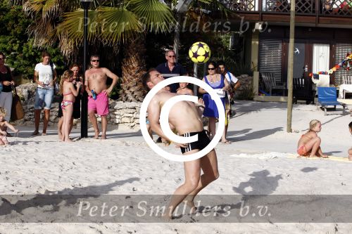 Curacao 29 december 2011
Jan Smit Nick en Simon en Kees Kwakman voetvolleyen tegen Frank de Boer Guido Albers en Edwin v d Sar op het strand van Lions dive. De artiesten winnen uiteindelijk met 4-1 in sets.
Peter Smulders bv
