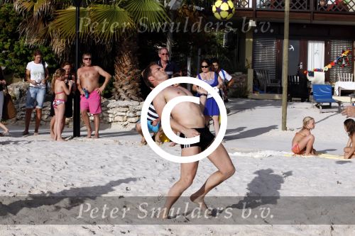 Curacao 29 december 2011
Jan Smit Nick en Simon en Kees Kwakman voetvolleyen tegen Frank de Boer Guido Albers en Edwin v d Sar op het strand van Lions dive. De artiesten winnen uiteindelijk met 4-1 in sets.
Peter Smulders bv