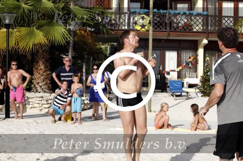 Curacao 29 december 2011
Jan Smit Nick en Simon en Kees Kwakman voetvolleyen tegen Frank de Boer Guido Albers en Edwin v d Sar op het strand van Lions dive. De artiesten winnen uiteindelijk met 4-1 in sets.
Peter Smulders bv