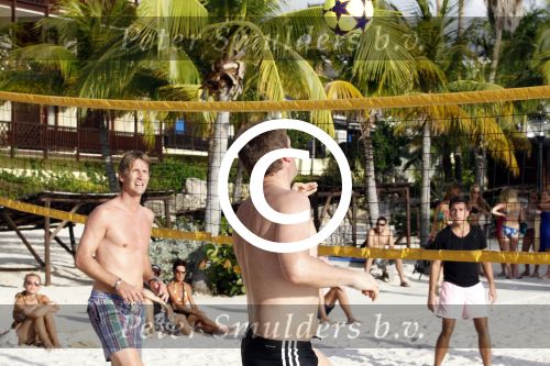 Curacao 29 december 2011
Jan Smit Nick en Simon en Kees Kwakman voetvolleyen tegen Frank de Boer Guido Albers en Edwin v d Sar op het strand van Lions dive. De artiesten winnen uiteindelijk met 4-1 in sets.
Peter Smulders bv