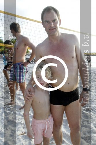 Curacao 29 december 2011
Jan Smit Nick en Simon en Kees Kwakman voetvolleyen tegen Frank de Boer Guido Albers en Edwin v d Sar op het strand van Lions dive. De artiesten winnen uiteindelijk met 4-1 in sets.
Peter Smulders bv