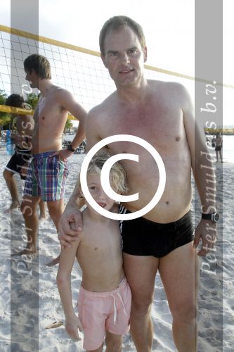 Curacao 29 december 2011
Jan Smit Nick en Simon en Kees Kwakman voetvolleyen tegen Frank de Boer Guido Albers en Edwin v d Sar op het strand van Lions dive. De artiesten winnen uiteindelijk met 4-1 in sets.
Peter Smulders bv