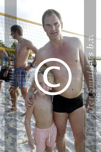 Curacao 29 december 2011
Jan Smit Nick en Simon en Kees Kwakman voetvolleyen tegen Frank de Boer Guido Albers en Edwin v d Sar op het strand van Lions dive. De artiesten winnen uiteindelijk met 4-1 in sets.
Peter Smulders bv