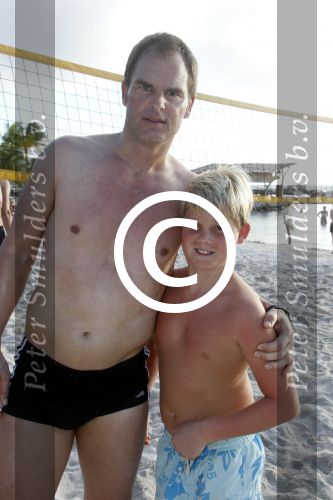 Curacao 29 december 2011
Jan Smit Nick en Simon en Kees Kwakman voetvolleyen tegen Frank de Boer Guido Albers en Edwin v d Sar op het strand van Lions dive. De artiesten winnen uiteindelijk met 4-1 in sets.
Peter Smulders bv
