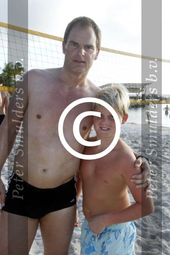 Curacao 29 december 2011
Jan Smit Nick en Simon en Kees Kwakman voetvolleyen tegen Frank de Boer Guido Albers en Edwin v d Sar op het strand van Lions dive. De artiesten winnen uiteindelijk met 4-1 in sets.
Peter Smulders bv