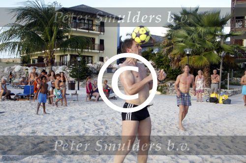 Curacao 29 december 2011
Jan Smit Nick en Simon en Kees Kwakman voetvolleyen tegen Frank de Boer Guido Albers en Edwin v d Sar op het strand van Lions dive. De artiesten winnen uiteindelijk met 4-1 in sets.
Peter Smulders bv