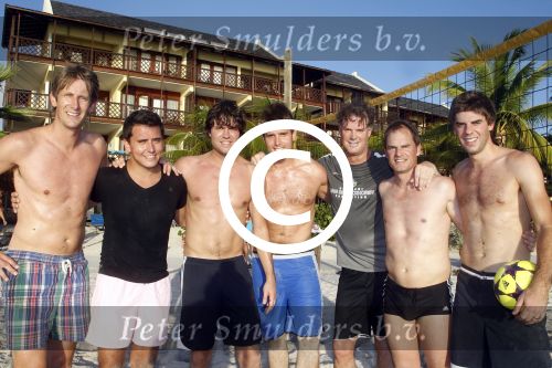Curacao 29 december 2011
Jan Smit Nick en Simon en Kees Kwakman voetvolleyen tegen Frank de Boer Guido Albers en Edwin v d Sar op het strand van Lions dive. De artiesten winnen uiteindelijk met 4-1 in sets.
Peter Smulders bv