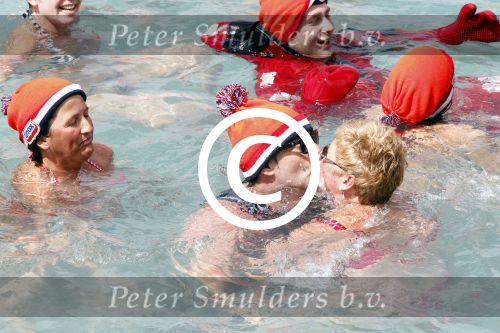 Curacao 1 januari 2011
Gerard Joling doet mee met de traditionele nieuwjaarsduik bij zanzibar.
Peter Smulders bv