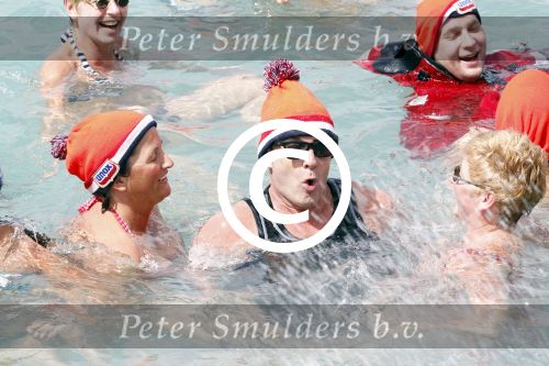 Curacao 1 januari 2011
Gerard Joling doet mee met de traditionele nieuwjaarsduik bij zanzibar.
Peter Smulders bv