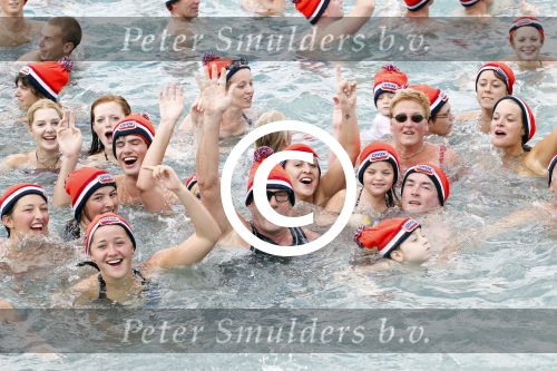 Curacao 1 januari 2011
Gerard Joling doet mee met de traditionele nieuwjaarsduik bij zanzibar.
Peter Smulders bv