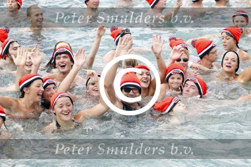 Curacao 1 januari 2011
Gerard Joling doet mee met de traditionele nieuwjaarsduik bij zanzibar.
Peter Smulders bv