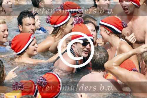 Curacao 1 januari 2011
Gerard Joling doet mee met de traditionele nieuwjaarsduik bij zanzibar.
Peter Smulders bv